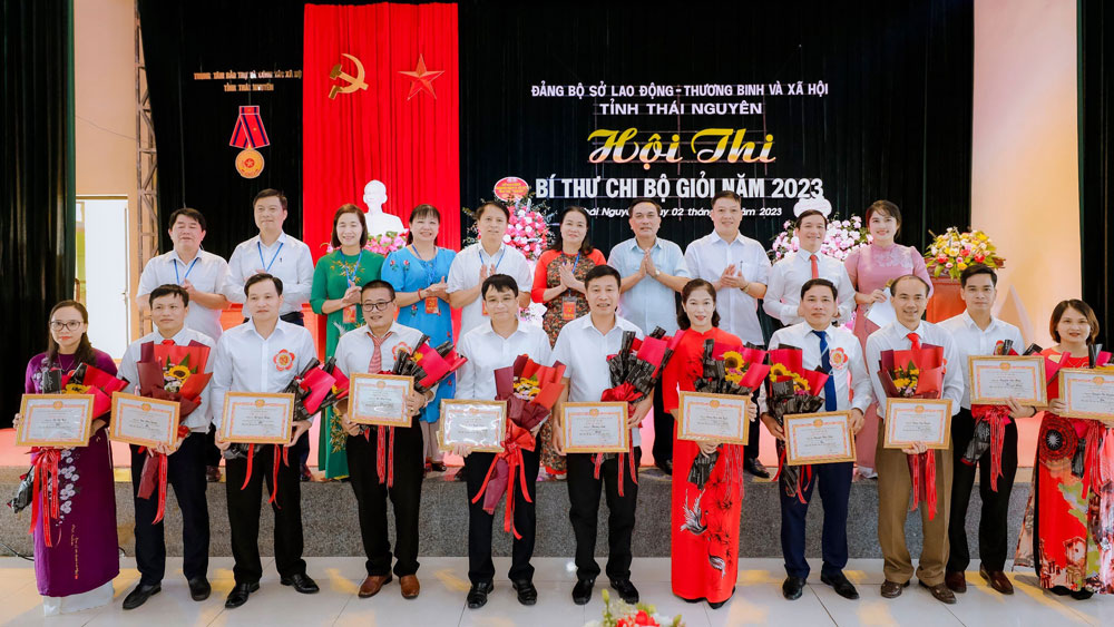 Ban tổ chức trao giải cho các thí sinh đoạt giải tại Hội thi.