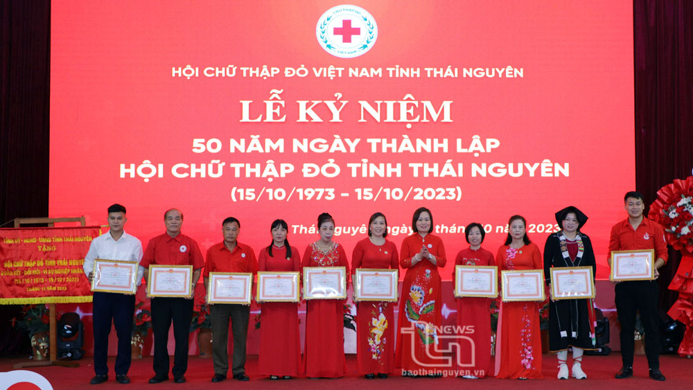 Hội Chữ thập đỏ tỉnh khen thưởng 10 tập thể có thành tích xuất sắc trong công tác Hội và phong trào Chữ thập đỏ.