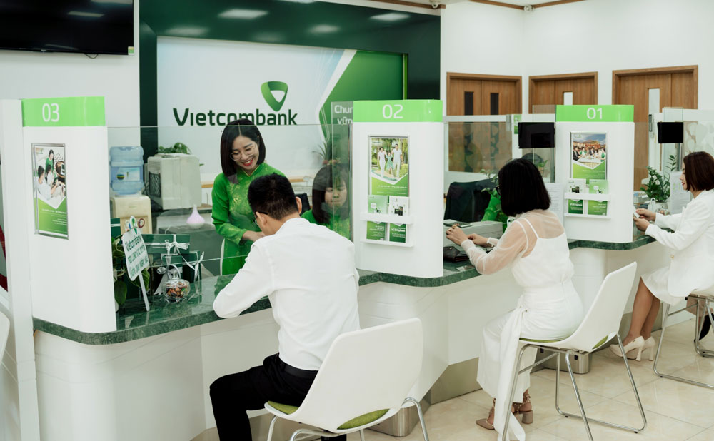 Khách hàng sử dụng dịch vụ tại Phòng Giao dịch của Vietcombank Thái Nguyên tại số 126 đường Lương Ngọc Quyến (TP. Thái Nguyên) trong ngày đầu khai trương.Khách hàng sử dụng dịch vụ tại Phòng Giao dịch của Vietcombank Thái Nguyên tại số 126 đường Lương Ngọc Quyến (TP. Thái Nguyên) trong ngày đầu khai trương.