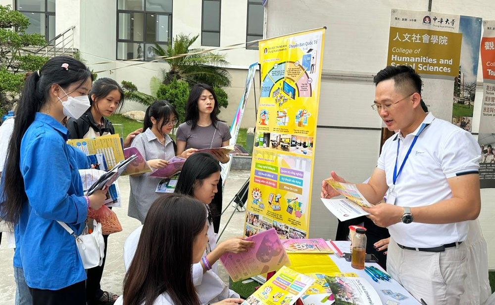 Học sinh, sinh viên Thái Nguyên tìm hiểu thông tin về chương trình học, các chi phí học đại học tại Đài Loan thông qua đại diện các trường tham gia Triển lãm.