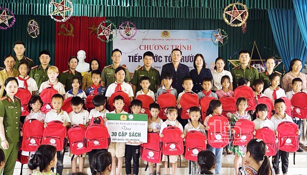 Các đơn vị tặng quà cho học sinh nghèo tại điểm trường Chòi Hồng.