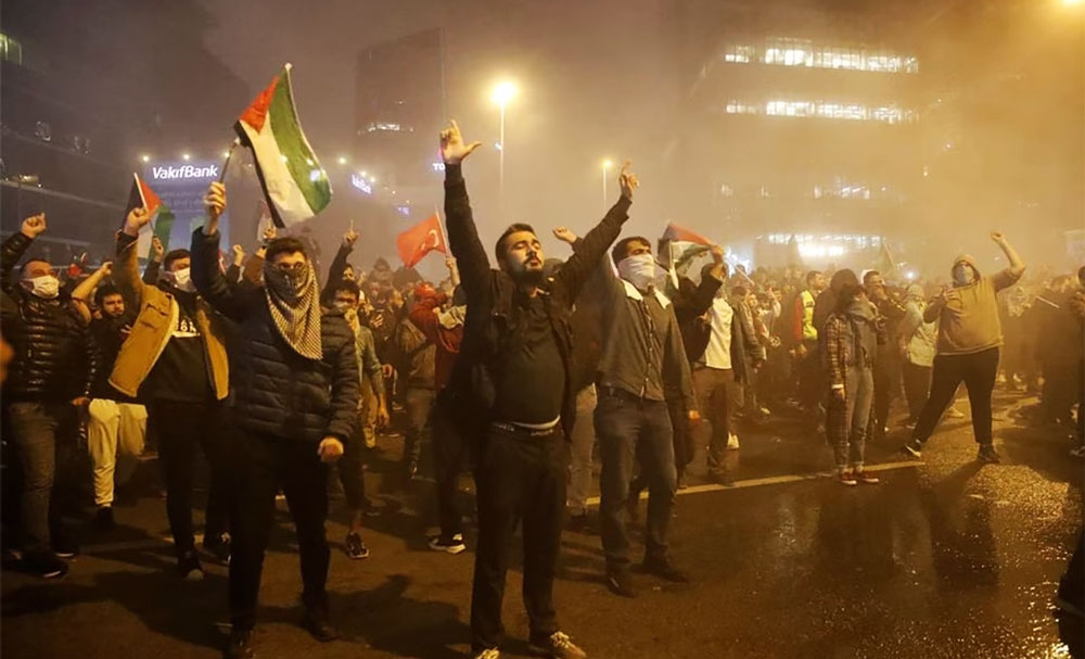 Những người biểu tình tụ họp gần lãnh sự quán Israel ở Istanbul, Thổ Nhĩ Kỳ ngày 17/10. 