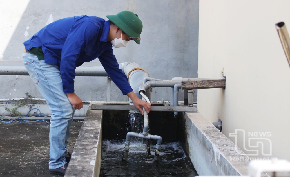 Cán bộ Trạm xử lý nước thải tập trung tại Khu công nghiệp Điềm Thụy kiểm tra nước thải công nghiệp được xử lý trước khi xả ra môi trường.