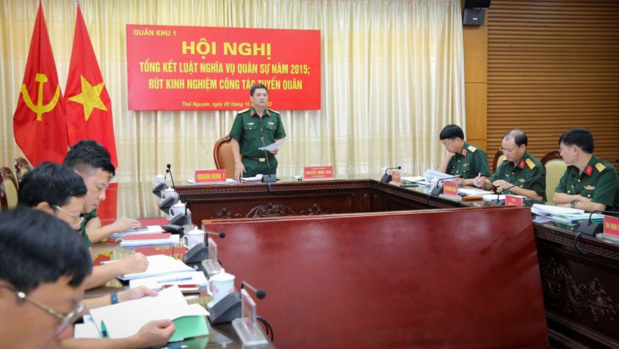 Trung tướng Nguyễn Hồng Thái, Ủy viên Trung ương Đảng, Tư lệnh Quân khu 1 phát biểu kết luận hội nghị. 