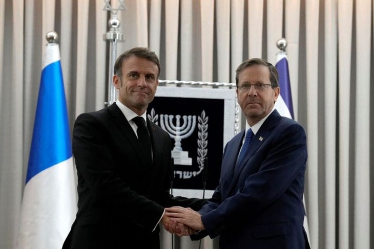 French President Emmanuel Macron shakes hands with Israels President Isaac Herzog in Jerusalem, October 24, 2023. (Photo: Christophe Ena/Pool via REUTERS)