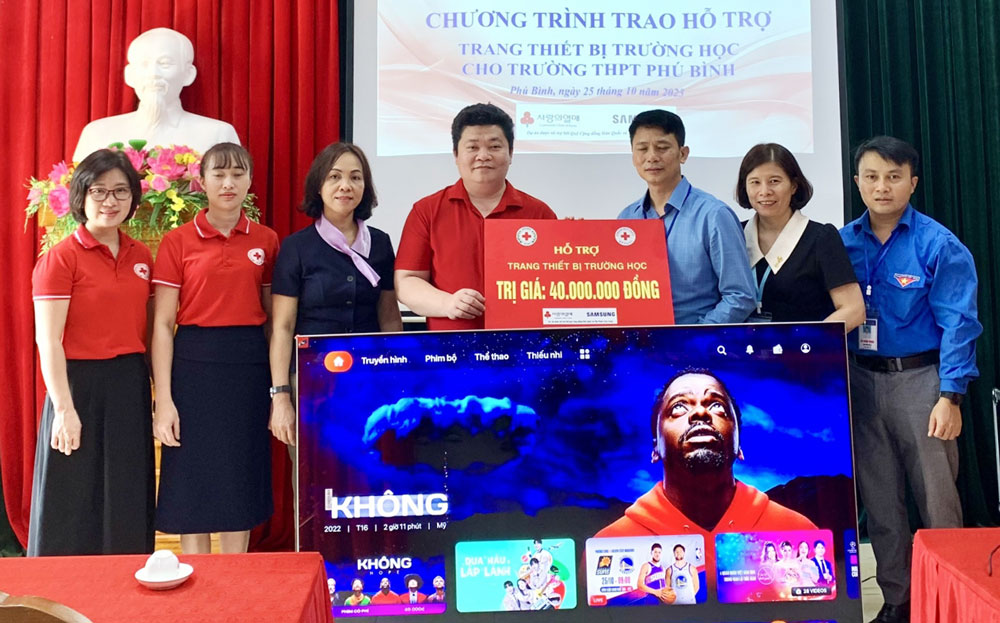 
Hội Chữ thập đỏ tỉnh bàn giao thiết bị hỗ trợ dạy học cho Trường THPT Phú Bình.