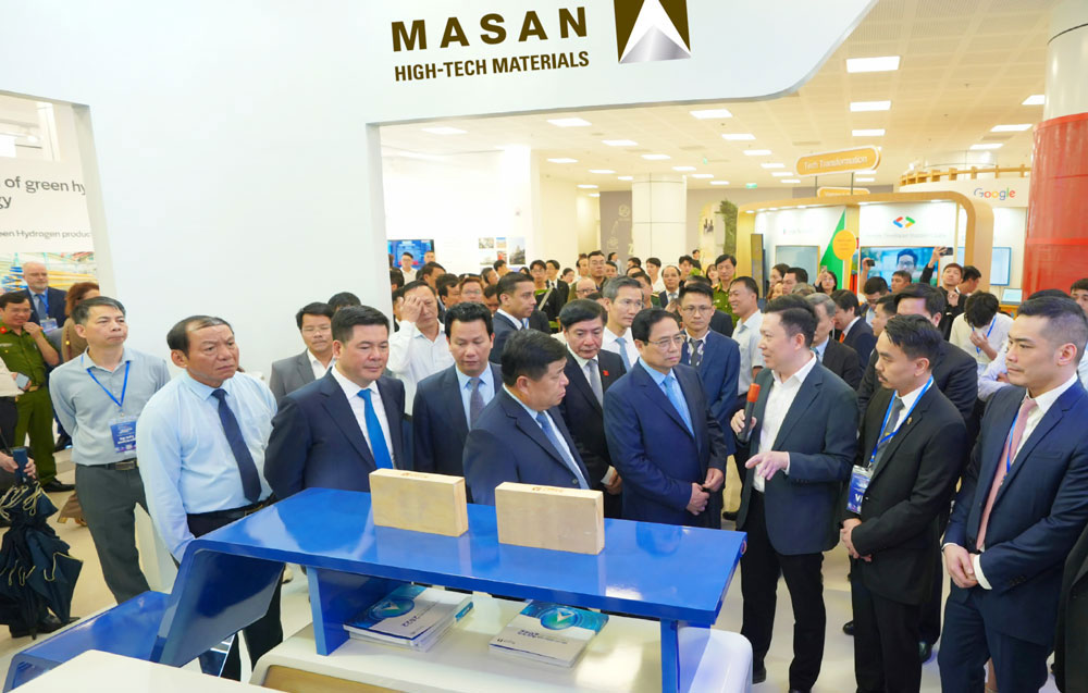 Prime Minister Pham Minh Chinh on October 28 visits Masan High-Tech Materials stand at Vietnam International Innovation Expo 2023