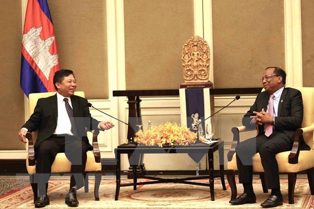 Vietnamese Ambassador to Cambodia Nguyen Huy Tang on October 23 meets with Second Vice President of the Cambodian National Assembly (NA) Vong Sauth. (Photo: VNA)
