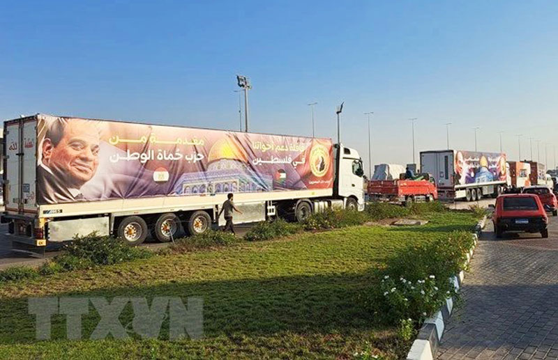 Đoàn xe tải chở hàng viện trợ từ Ai Cập cho Dải Gaza trên đường hướng tới cửa khẩu Rafah, ngày 16/10/2023.