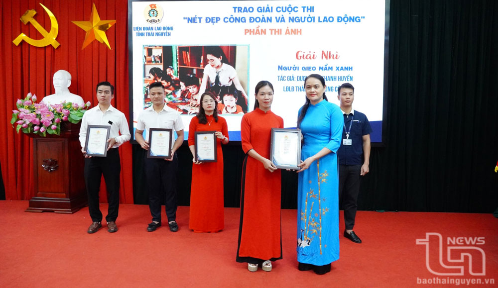 Đại diện Liên đoàn Lao động tỉnh trao khen thưởng cho các tác giả đoạt giải Cuộc thi nét đẹp công đoàn và người lao động.