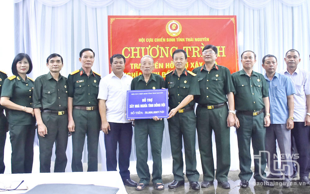 Lãnh đạo Hội Cựu chiến binh tỉnh cùng các đơn vị hỗ trợ tiền sửa nhà cho gia đình hội viên Lương Minh Tuân, ở xóm 5, xã Phú Xuyên (Đại Từ).