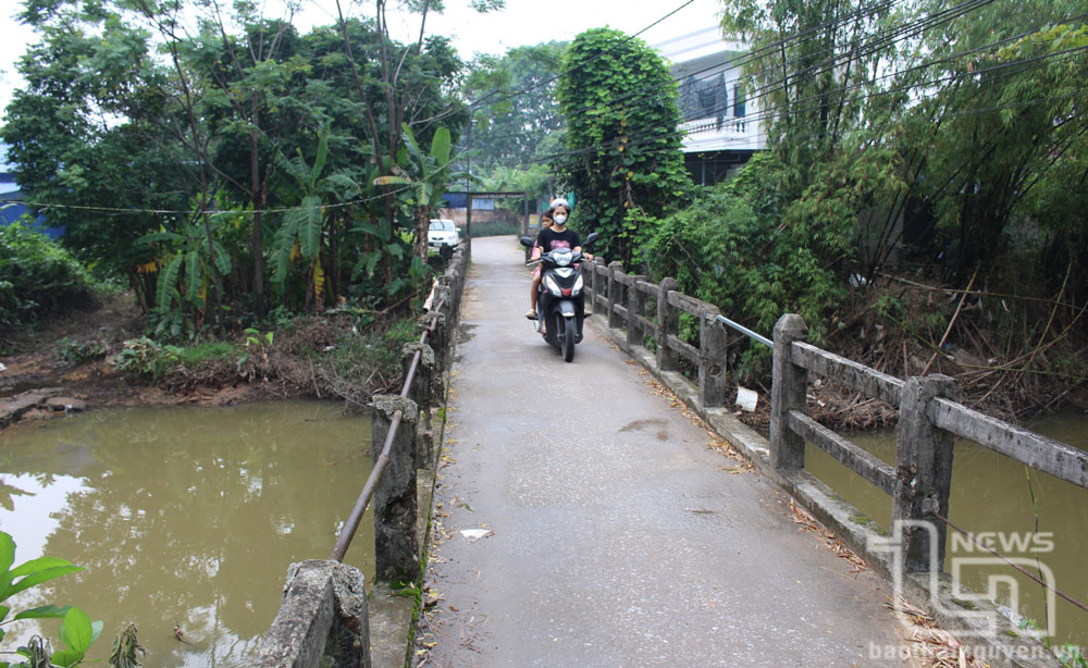 Cây cầu dân sinh thuộc tổ dân phố Tâm Quang, phường Bãi Bông (TP. Phổ Yên), đã xuống cấp nghiêm trọng.
