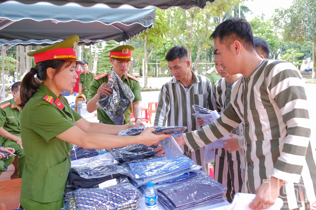 Các phạm nhân làm thủ tục trở về gia đình, địa phương.