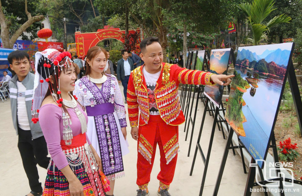 Đời sống kinh tế ngày càng phát triển, đồng bào dân tộc Mông ở huyện Phú Lương có điều kiện tham gia các hoạt động văn hóa, văn nghệ.