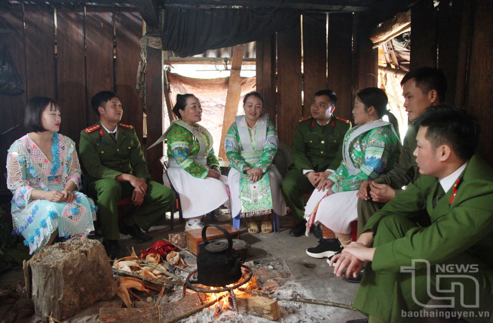 Công an xã Thượng Nung (Võ Nhai) tuyên truyền, vận động đồng bào dân tộc Mông chấp hành tốt chủ trương của Đảng, Nhà nước.