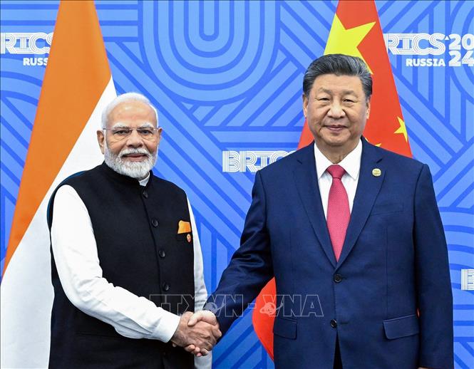 Thủ tướng Ấn Độ Narendra Modi (trái) và Chủ tịch Trung Quốc Tập Cận Bình tại cuộc gặp bên lề Hội nghị cấp cao BRICS ở Kazan, Nga, ngày 23/10/2024. Ảnh: ANI/TTXVN