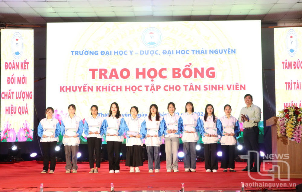 Trường Đại học Y – Dược và các đơn vị đối tác tặng học bổng khuyến khích cho sinh viên có hoàn cảnh đặc biệt khó khăn.