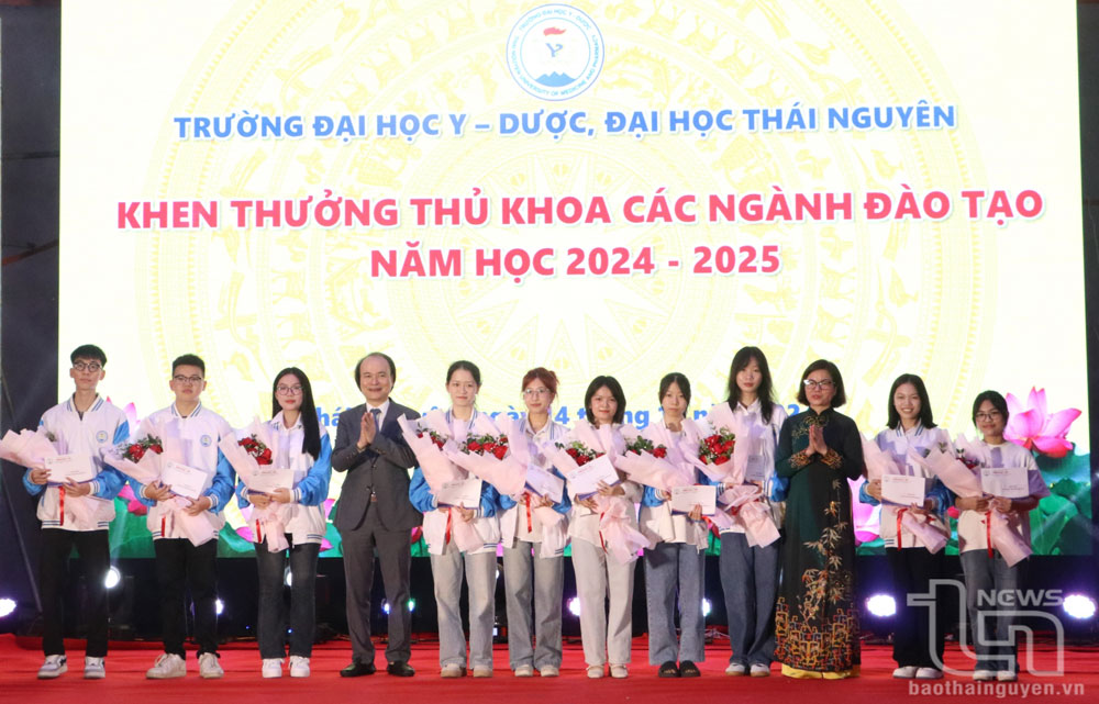 Trường Đại học Y – Dược vinh danh, khen thưởng 10 tân sinh viên đạt danh hiệu thủ khoa các ngành đào tạo của Trường.