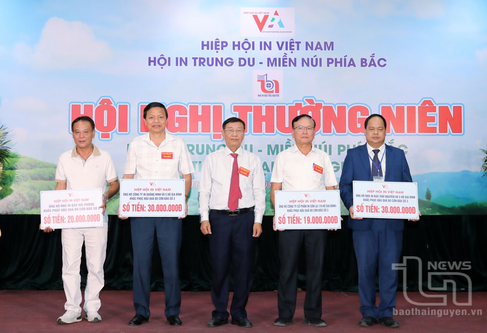 Lãnh đạo Hiệp hội In Việt Nam trao hỗ trợ cho 4 nhà in và 29 hộ gia đình khắc phục hậu quả do cơn bão số 3 với tổng số tiền 99 triệu đồng.