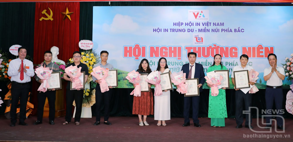 Lãnh đạo Hiệp hội In Việt Nam trao bằng khen cho 8 cá nhân có thành tích xuất sắc trong sự phát triển của Hiệp hội.