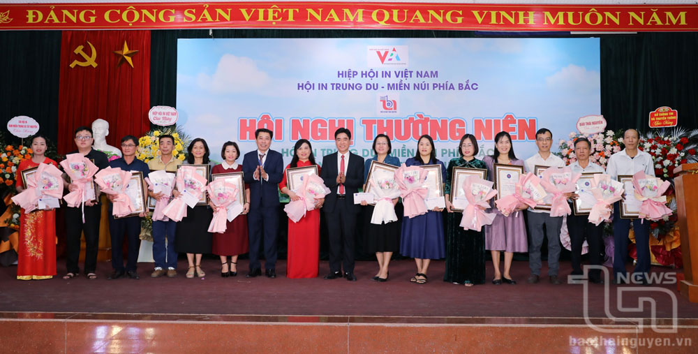 Hội In trung du - miền núi phía Bắc tặng 15 Giấy khen cho các cá nhân có thành tích xuất sắc trong hoạt động sản xuất của các đơn vị.