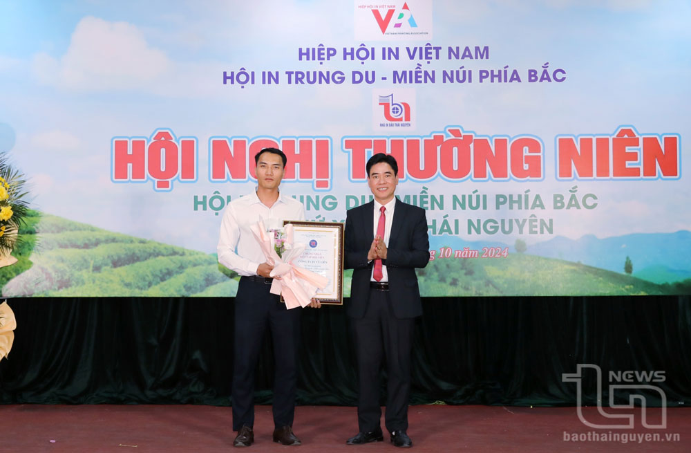 Đại diên lãnh đạo Hiệp hội In Việt Nam trao chứng nhận kết nạp thành viên mới.