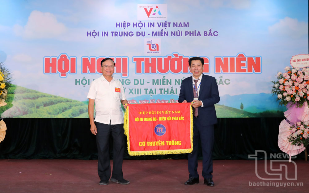 Lãnh đạo Nhà in Báo Thái Nguyên trao cờ lưu niệm cho Nhà in Báo Sơn La.