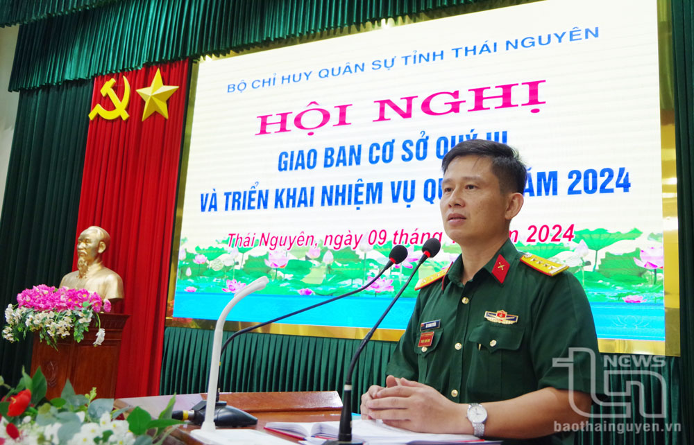 Đại tá Ân Trung Tuyến, Phó Chỉ huy trưởng, Tham mưu trưởng Bộ CHQS tỉnh phát biểu triển khai nhiệm vụ quý IV.