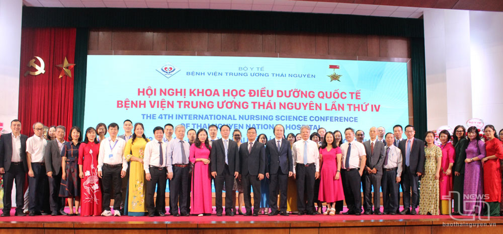 Các đại biểu, chuyên gia đến từ các bệnh viện, trường đại học y dược... trong và ngoài nước chụp ảnh lưu niệm tại Hội nghị.