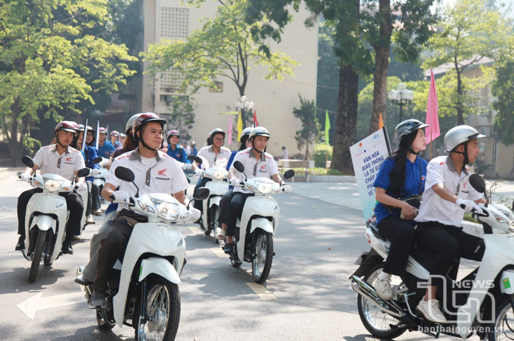 Diễu hành trên một số tuyến đường nhằm tuyên truyền pháp luật về an toàn giao thông đường bộ.