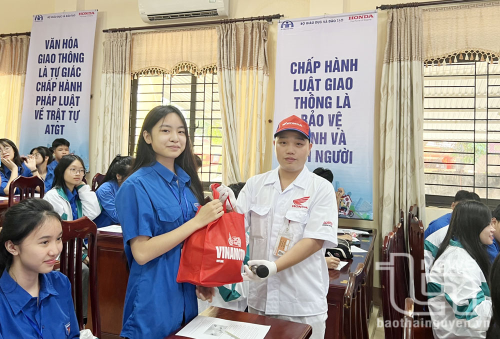 Học sinh Trường THPT Lương Ngọc Quyến (TP. Thái Nguyên) nhận phần quà của Ban Tổ chức, do trả lời đúng câu hỏi về kiến thức an toàn giao thông đường bộ.