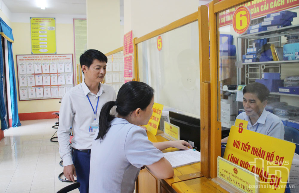 Đồng chí Lao Văn Thắng (bên trái), Bí thư Đảng ủy xã Lâu Thượng (Võ Nhai), kiểm tra quy trình thực hiện các thủ tục hành chính tại Bộ phận tiếp nhận và trả kết quả của UBND xã.