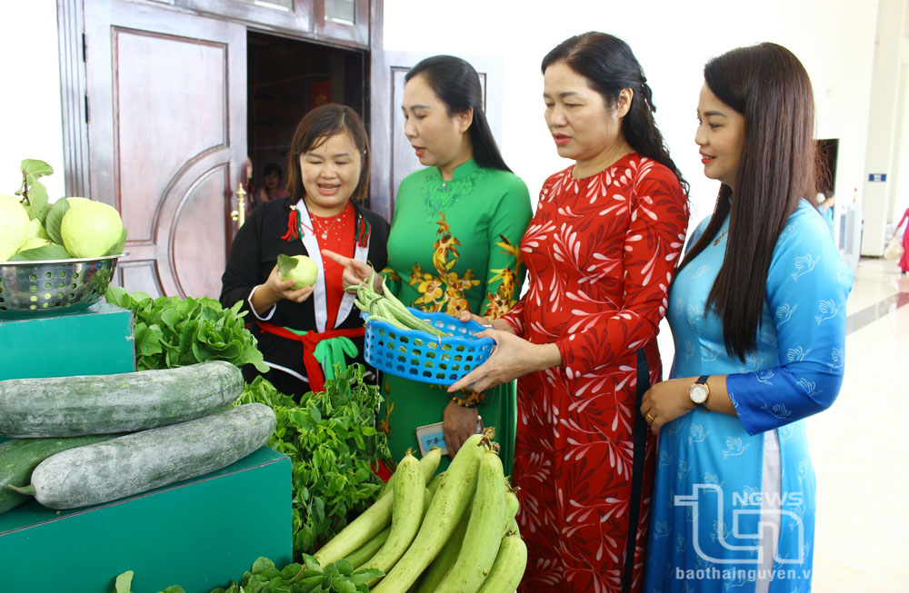 Các đại biểu tham quan gian trưng bày các sản phẩm nông sản tiêu biểu do hội viên phụ nữ trong huyện sản xuất.