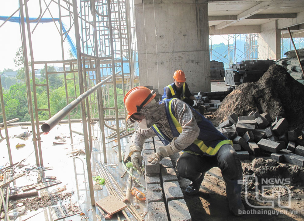 Tranh thủ thời tiết thuận lợi, các nhà thầu tập trung nhân lực để hoàn thành theo đúng tiến độ.