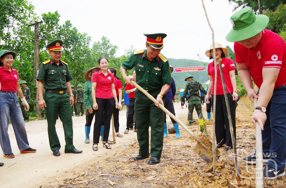 Cán bộ, chiến sĩ Sư đoàn Bộ binh 346 phối hợp với người dân trên địa bàn huyện Phú Lương dọn dẹp vệ sinh, trồng cây xanh trên các tuyến đường.