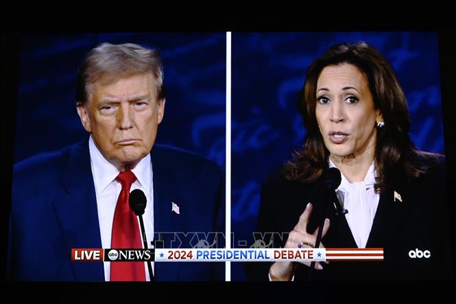 Phó Tổng thống Mỹ Kamala Harris (phải) và cựu Tổng thống Donald Trump. Ảnh: THX/TTXVN