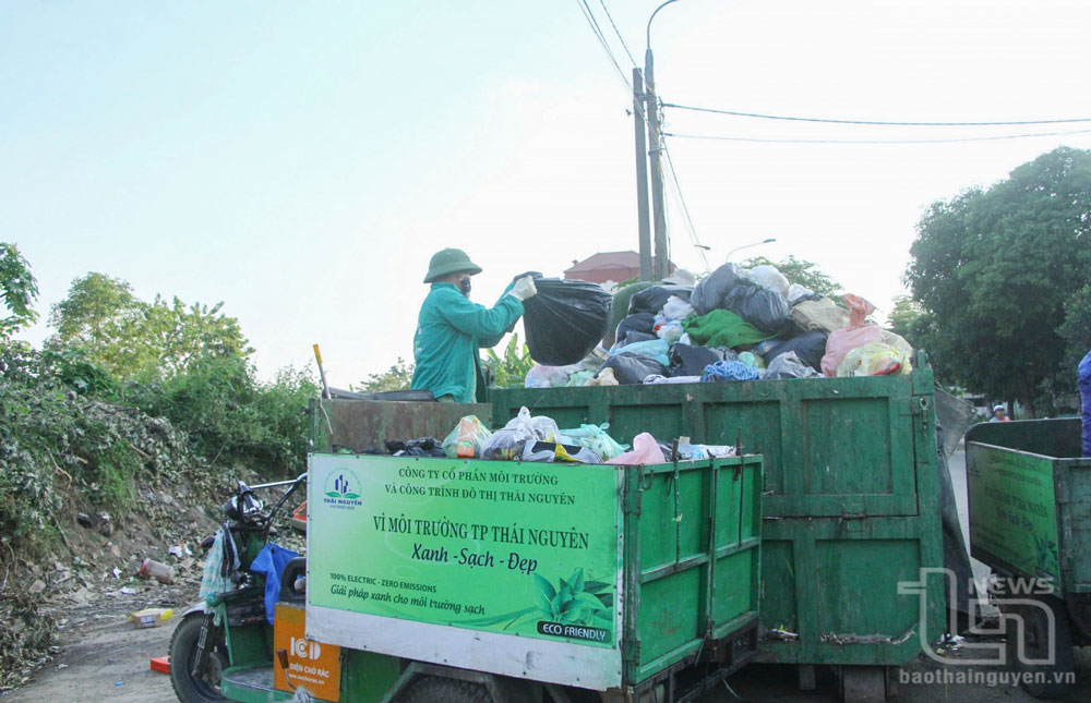 Công nhân Công ty CP Môi trường và Công trình đô thị Thái Nguyên thu gom, vận chuyển rác thải sinh hoạt tại khu vực phường Túc Duyên (TP. Thái Nguyên).