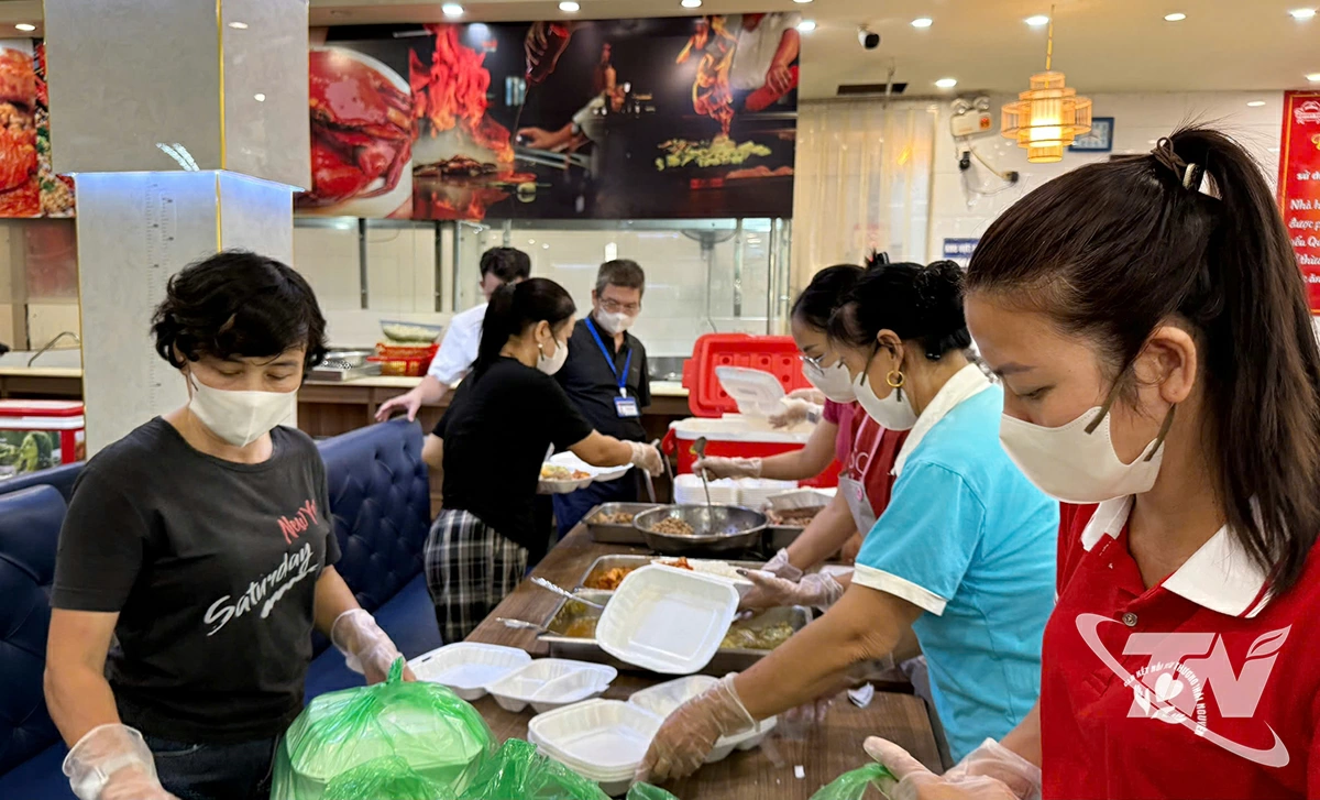 Các bếp ăn từ thiện luôn đảm bảo vệ sinh an toàn thực phẩm trong quá trình chế biến.