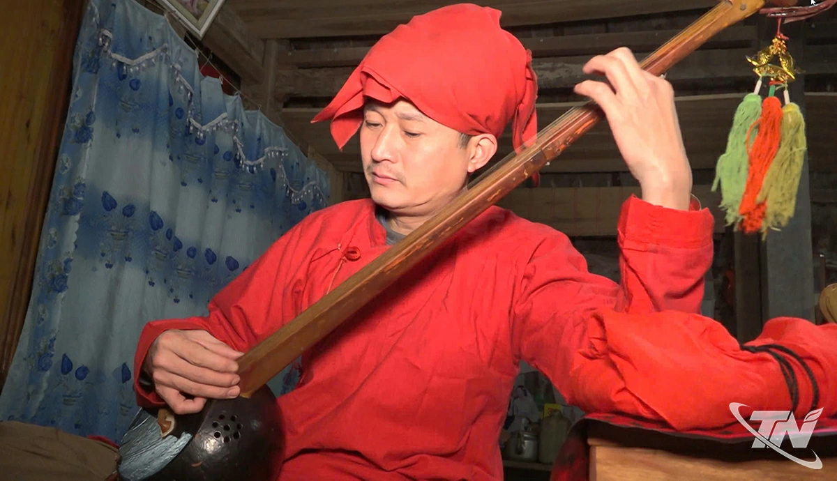 Nghệ nhân dân gian Bế Đình Giai ở xã Chợ Đồn 
đang thực hành lễ Then cầu yên.