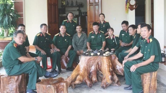 Bên bàn trà, câu chuyện của những người lính như không có đoạn kết.