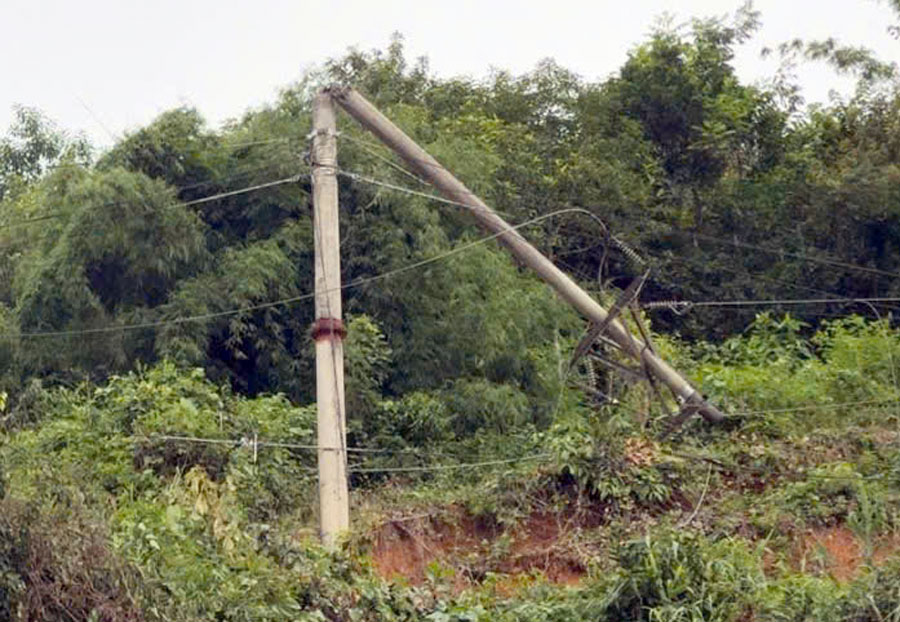 Các công trình điện bị gãy đổ đã được lên phương án sửa chữa sớm