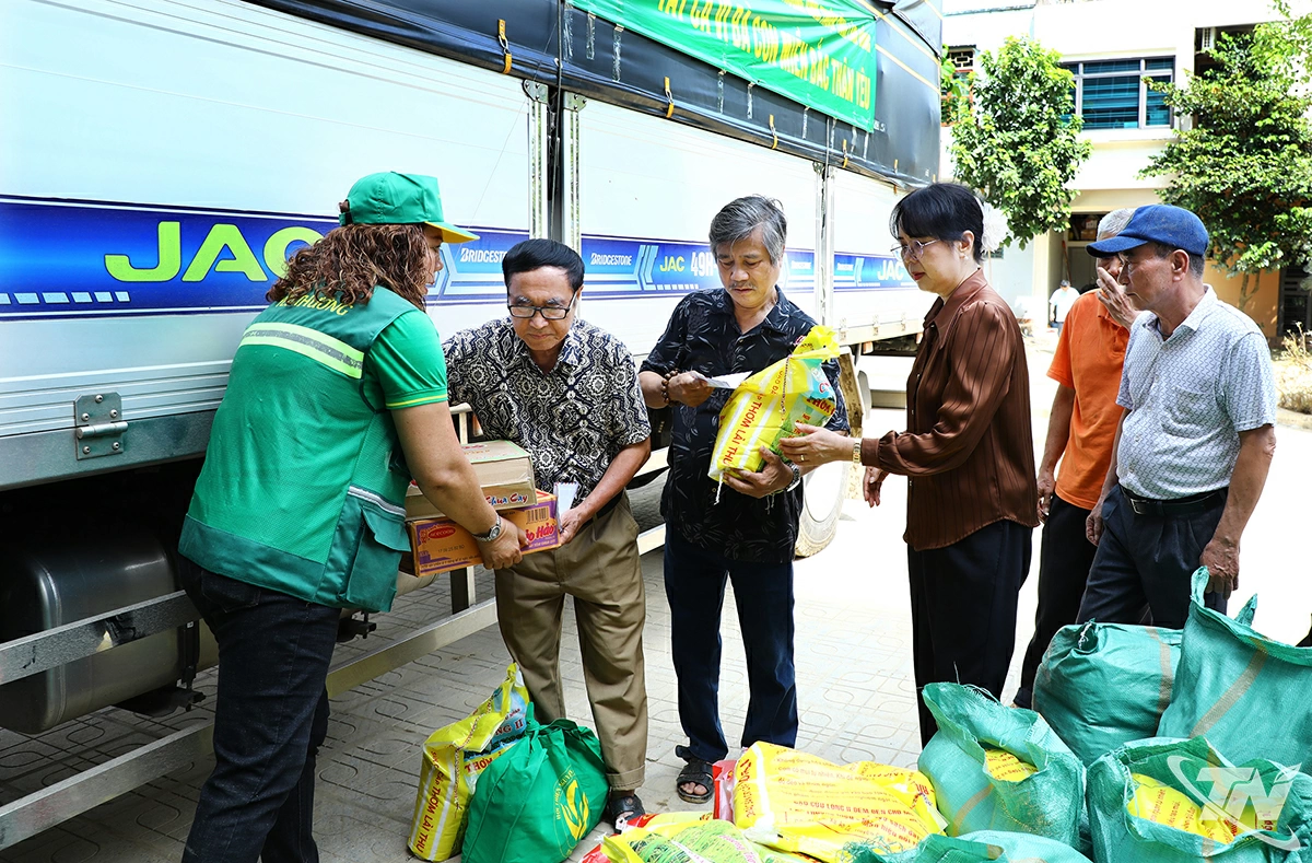 Đại diện các văn nghệ sĩ thuộc Hội Văn học nghệ thuật tỉnh Thái Nguyên xúc động khi nhận được các phần quà hỗ trợ.