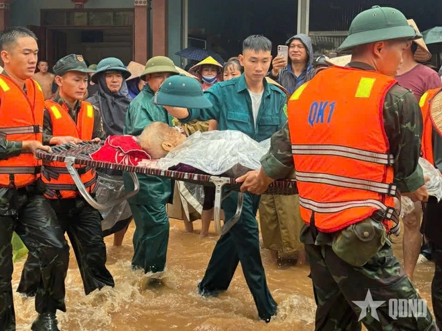 Cán bộ, chiến sĩ Sư đoàn 3 di dời người dân khỏi vùng ngập lụt tại xã Hữu Lũng (tỉnh Lạng Sơn).