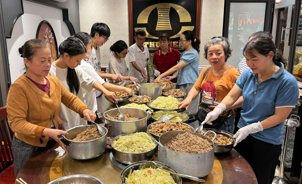 Nhà hàng Thu Viên, phường Phan Đình Phùng nấu thức ăn để hỗ trợ các hộ gặp khó khăn, cô lập do mưa lũ. Ảnh: Thành Trung