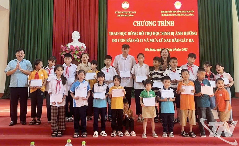 Trao học bổng cho các cháu học sinh Phường Gia Sàng.