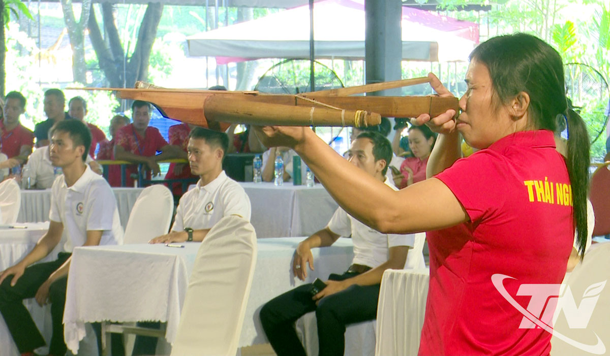 VĐV đội tuyển Thái Nguyên thi đấu nội dung môn bắn nỏ.