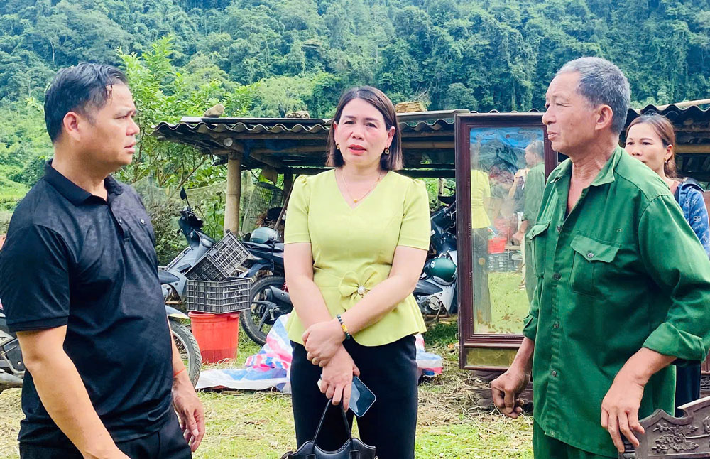 Lãnh đạo UBND xã Bằng Thành đến động viên các gia đình bị ảnh hưởng do bão.