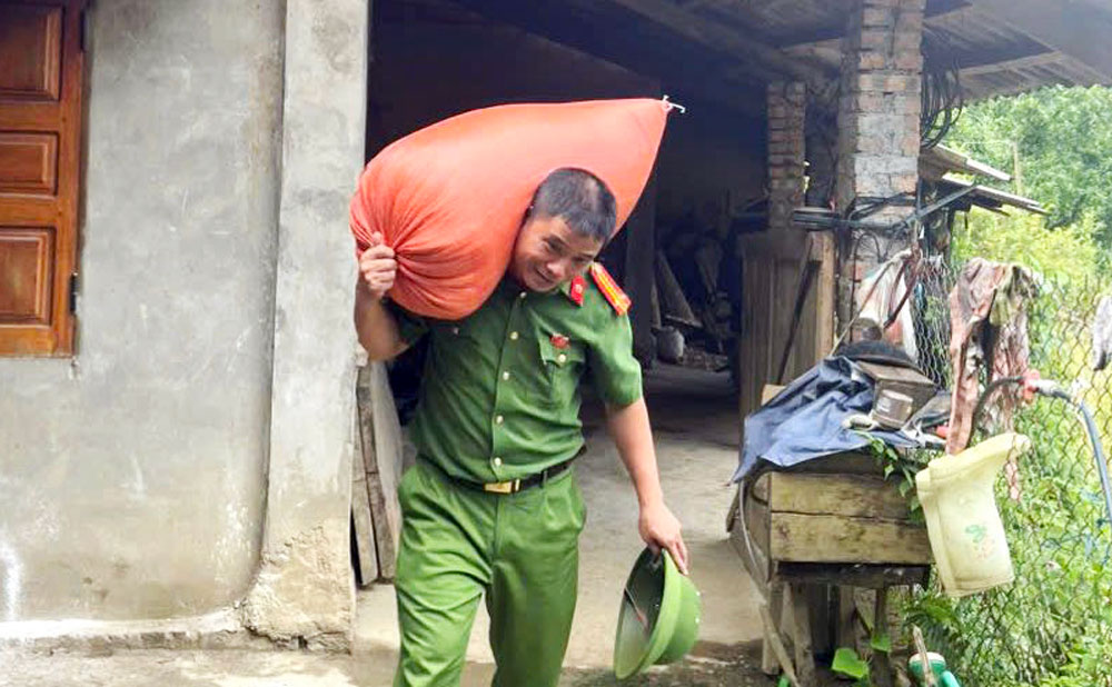 Công an xã Bằng Thành hỗ trợ người dân di chuyển tài sản đến nơi an toàn