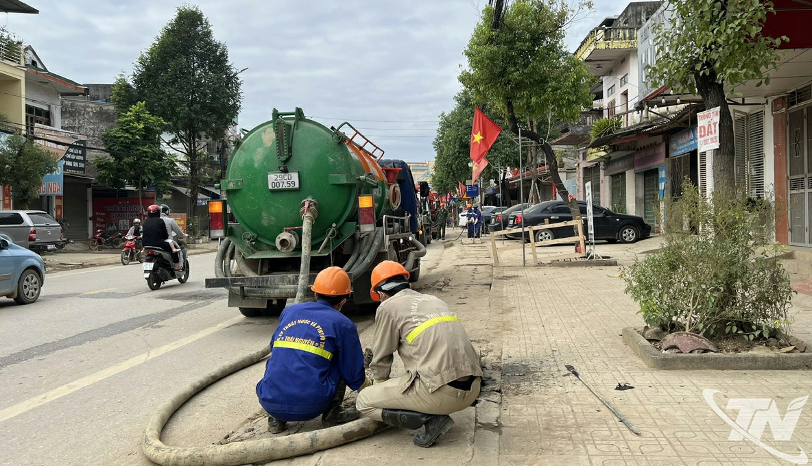 Công nhân khẩn trương thông, hút hệ thống cống thoát nước dọc Quốc lộ 1B (đoạn qua Khu đô thị Danko).
