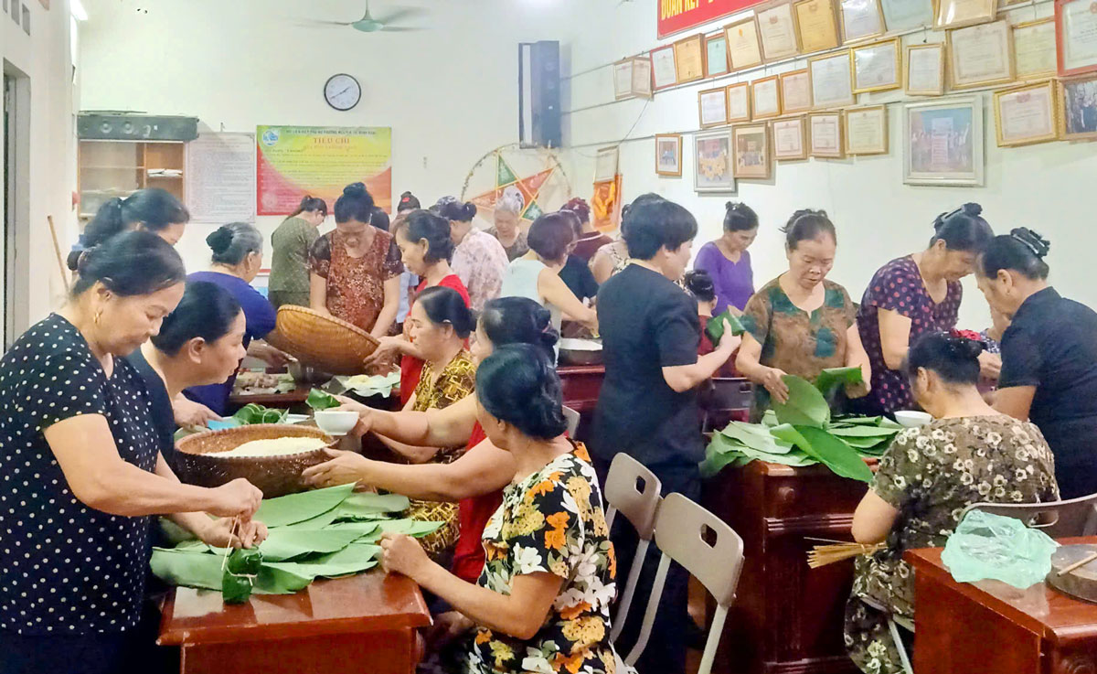 Người dân phường Đức Xuân tất bật gói bánh chưng gửi tặng vùng ngập lụt phía Nam tỉnh